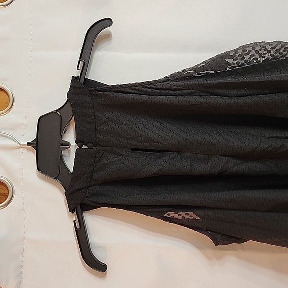 (9985) NWT CeCe cold shoulder top - Picture 8 of 9